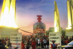 democmobthai120410.jpg